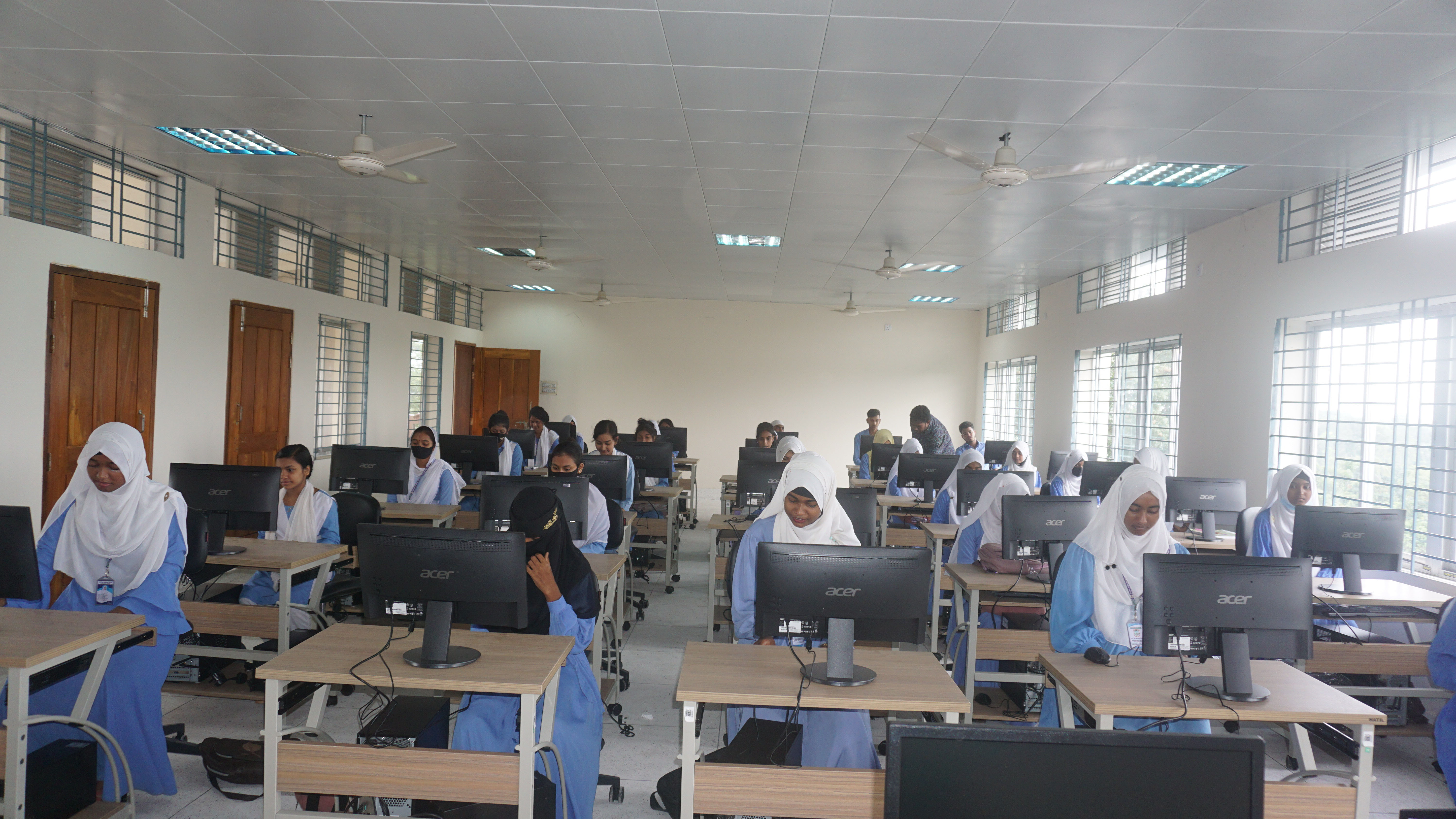 তথ্য ও যোগাযোগ প্রযুক্তি ল্যাবে ক্লাস চলাকালীন সময়