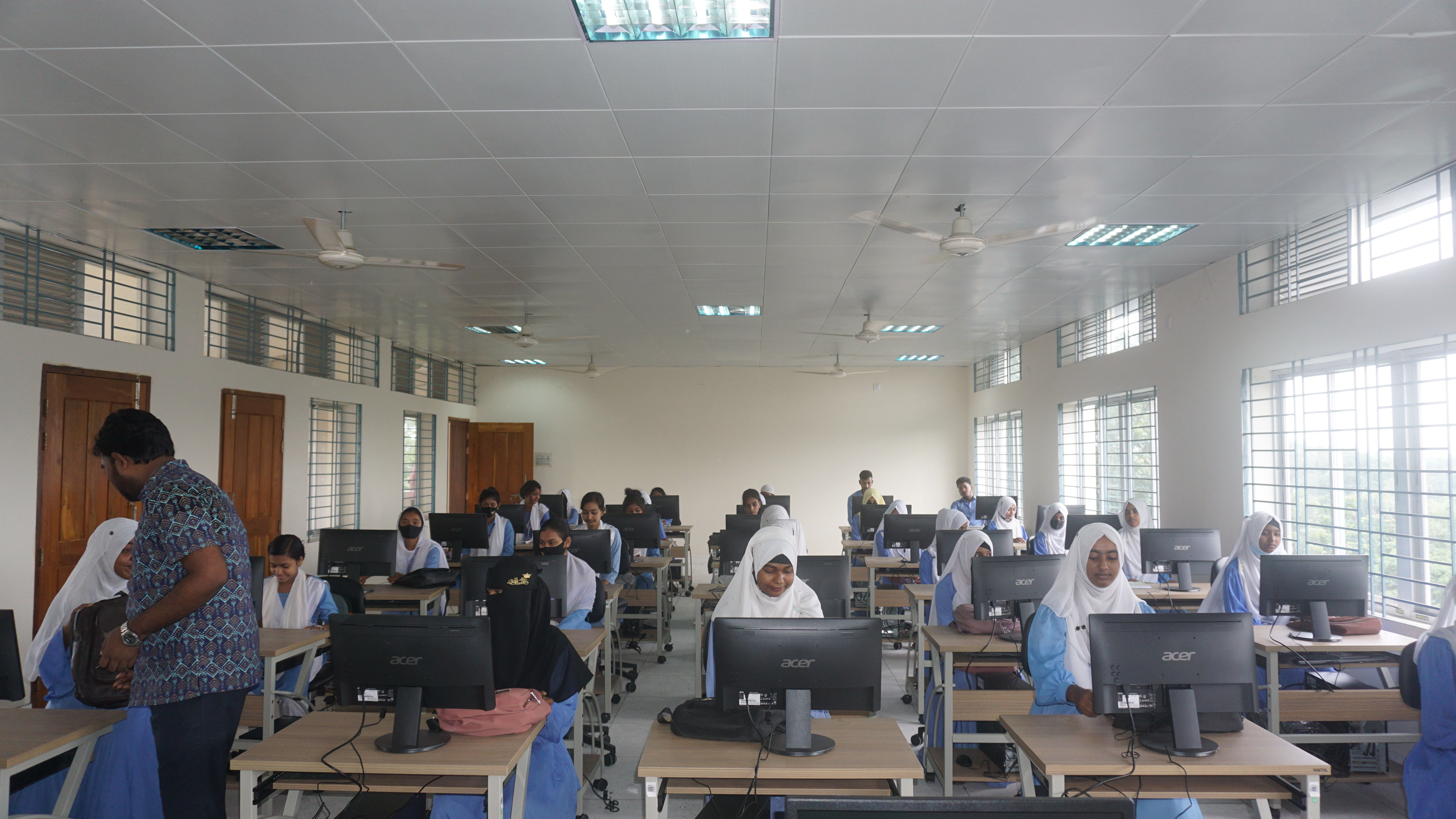 তথ্য ও যোগাযোগ প্রযুক্তি ল্যাবে ক্লাস চলাকালীন সময়